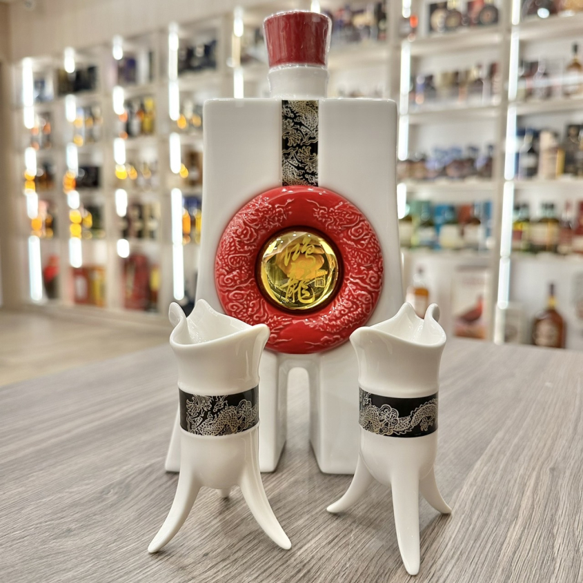 鴻龍御守酒 白酒 金門香型 56度 70周年記念ボトル 未開封 鴻龍御守酒 白酒 金門香型 56度 70周年記念ボトル 未